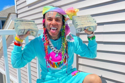 Tekashi 6ix9ine un artista del género urbano cuya vida ha girado en torno a la controversia.