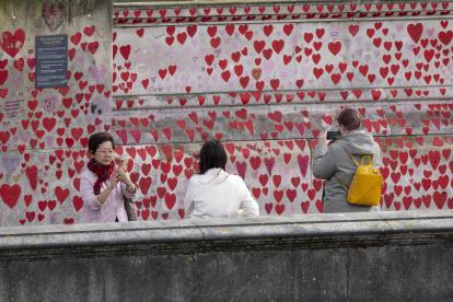 La gente visita el Muro Conmemorativo Nacional de Covid en el tercer aniversario del primer cierre de Gran Bretaña por COVID-19 y el Día Nacional de Reflexión, en Londres, Gran Bretaña, el 23 de marzo de 2023.