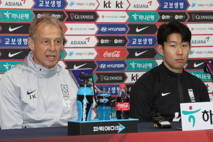 Ulsan (Korea, Republic Of), 23/03/2023.- Juergen Klinsmann (L), head coach of the South Korean men"s national soccer team and player Son Heung-min hold a news conference at the Munsu World Cup Stadium in Ulsan, South Korea, 23 March 2023. The South Korean team will play friendly matches against Colombia and Uruguay on the 24th and 28th of March respectively. (Futbol, Amistoso, Mundial de Fútbol, Corea del Sur) EFE/EPA/YONHAP SOUTH KOREA OUT