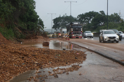 El derrumbe colapsó el tráfico en la vía Perimetral.