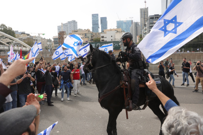 Jerusalem (Israel), 23/03/2023.- La unidad de caballería de la policía interviene cuando los manifestantes bloquean la autopista Ayalon durante una manifestación contra la reforma del sistema de justicia planificada por el gobierno israelí,
