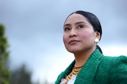 Una abogada que viste sus raíces