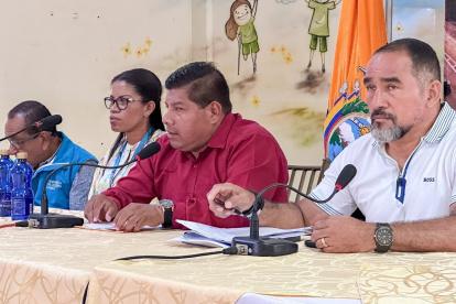 Sesión. Autoridades se reunieron cuando bajó la intensidad de la lluvia.