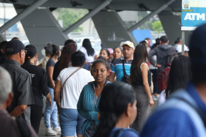 Los ciudadanos pasaron horas esperando por un bus urbano. Para mañana 24 de marzo el transporte se reanuda.