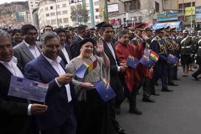 (i-d) El ministro de Defensa, Edmundo Novillo, el canciller Rogelio Mayta, la ministra de la Presidencia, María Nela Prada, el presidente de la Cámara de Senadores, Andrónico Rodríguez, el presidente en ejercicio de Bolivia, David Choquehuanca, y altos mandos militares caminan durante los actos de traslado de los restos del prócer Eduardo Abaroa en la víspera del Día del Mar hoy, en La Paz (Bolivia).