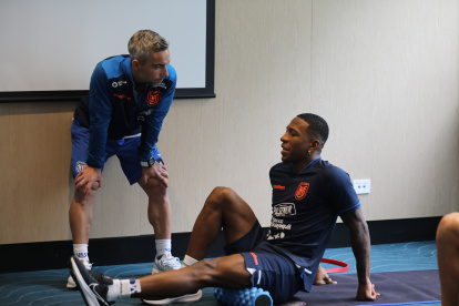 Pervis Estupiñán (d), quien forma parte de los legionarios de la selección, dialoga con Carlos Domenech (i), preparador físico del nuevo cuerpo técnico.