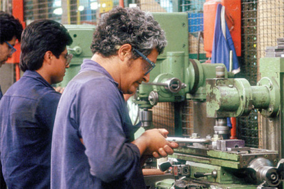Trabajo.- Empleados del sector manufactura realizan su labor.