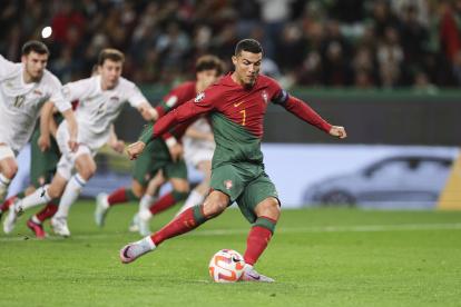 Lisbon (Portugal), 23/03/2023.- Portugal"s Cristiano Ronaldo scores a penalty goal during the UEFA EURO 2024 qualification match between Portugal and Liechtenstein, in Lisbon, Portugal, 23 March 2023. (Lisboa) EFE/EPA/MIGUEL A. LOPES