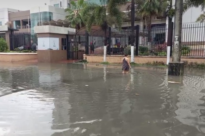 Usuarios del hospital del Seguro  Social de Babahoyo debían meterse al agua para poder acudir a citas médicas.