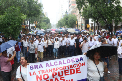 Marcha. Cientos de conductores y dueños de cooperativas salieron a protestar desde las 09:30, para que la tarifa de bus actual suba 10 centavos más.