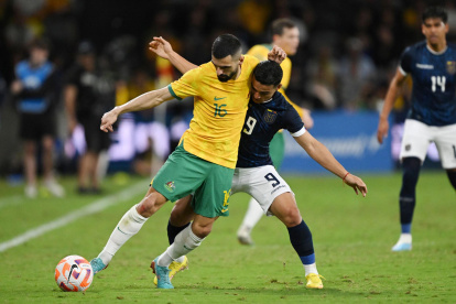 Sydney. Aziz Behich (Australia) y Alexander Alvarado (Ecuador).