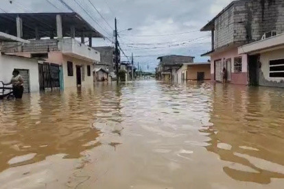 El río Santa Ros se salió de su cause inundando más de 15 barrios. Las familias tratan de rescatar los enseres.