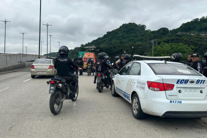 El individuo trató de escapar, se bajó del auto y salió corriendo, cayó en la calle de al frente