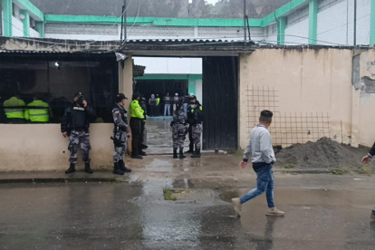 Internos del centro de rehabilitación recibió al operativo de la Policía con disparos.