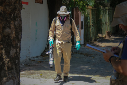 Fotografía de archivo, tomada el pasado 8 de febrero, en la que se registró a un brigadista del Servicio Nacional de Erradicación del Paludismo (Senepa), durante una jornada de limpieza y fumigación contra el chikunguña, en Asunción (Paraguay).