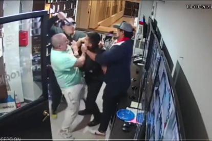 El ataque al guardia de seguridad quedó grabado en el sistema de vigilancia de la recepción del edificio