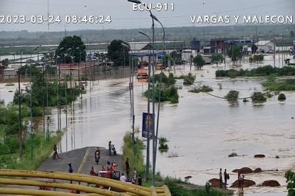 La vía panamericana que conecta Santa Rosa con Machala, está completamente inundada.