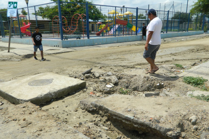Entorno. Este es el paisaje en la entrada del barrio Altamira. Tierra, huecos, desniveles, parques sin sombra.