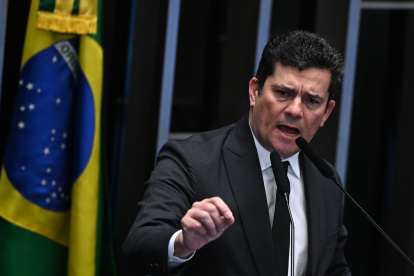El senador de Brasil, Sergio Moro, habla en el pleno del Senado Federal, hoy en Brasilia (Brasil). La Policía Federal desmanteló este miércoles una organización criminal que planeaba una serie de ataques y homicidios que ocurrirían de forma simultánea en cinco estados de Brasil contra altos funcionarios y políticos, entre otras autoridades, informaron fuentes oficiales. Entre quienes serían objeto de los ataques estaba el exjuez Sergio Moro, conocido internacionalmente por condenar y encarcelar al actual presidente brasileño, Luiz Inácio Lula da Silva, y quien fuera ministro de Justicia en el Gobierno del ultraderechista Jair Bolsonaro. EFE/André Borges