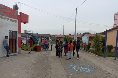 Situación. Padres de familia mantienen vigilancia en el plantel educativo.