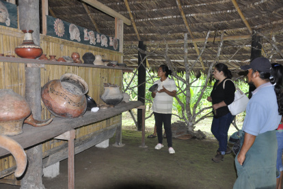 El método de cocina ancestral se muestra en las comunidades kiwchas de Puerto Ahuano.