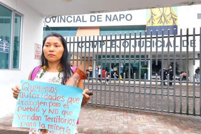 Una de las activistas que se concentraron fuera del complejo.