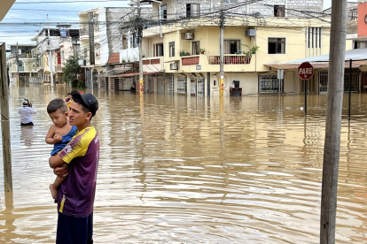Desastre. Cientos de familias fueron afectadas por la inundación, que en ciertas zonas el agua llega a la cintura.