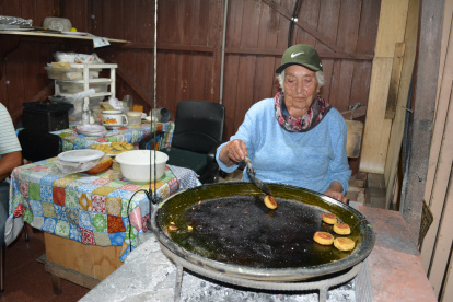Pocas familias mantienen centenaria tradición con la harina de maíz.