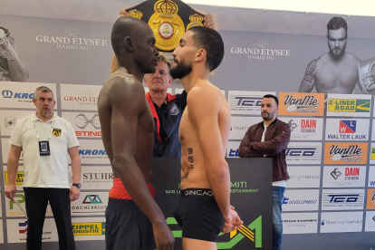 Abel Mina y Milan Prat durante la ceremonia de pesaje que se realizó en Alemania