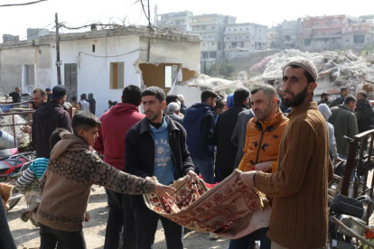 Personas recogen donaciones para reconstruir la mezquita de Maland que cayó en el terremoto de Maland