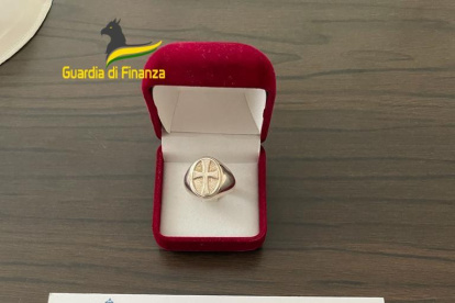 El italiano vendía  objetos falsificados que aseguraba pertenecían a personalidades como el papa Francisco o la fallecida reina Isabel II.