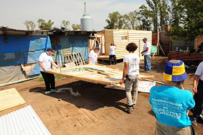 Voluntarios trabajan en la construcción de viviendas en la comunidad "La Bistrica", en Buenos Aires (Argentina).