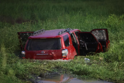 El vehículo quedó dentro de una zanja del sector.