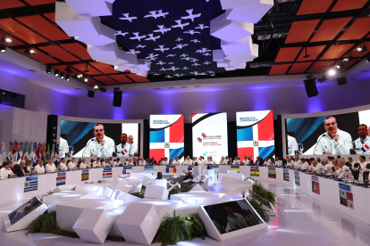 El presidente de la República Dominicana, Luis Abinader (en pantallas), habla durante la sesión plenaria de la XXVIII Cumbre Iberoamericana de Jefes de Estado y de Gobierno.