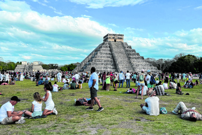 México. Personas visitan la pirámide para recibir la energía solar.