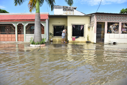 La calles Palmeras y Marcel Laniado quedó completamente inundada debido al fuerte aguacero, en el lugar queda un centro comercial.