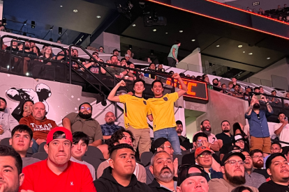 Ecuatorianos saludan emocionados desde los graderíos, con el grito de "arrecho, Ecuador".