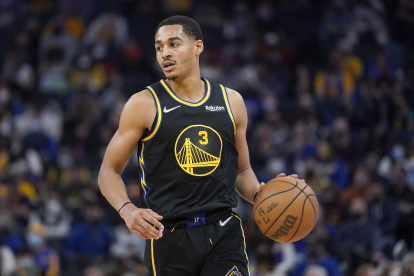 Jordan Poole, base de los Warriors de Golden State, conduce el balón en el encuentro del domingo 23 de enero de 2022, ante el Jazz de Utah (AP Foto/Jeff Chiu)