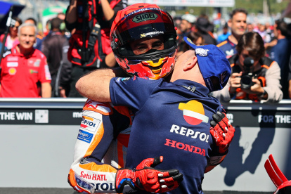 Marc Márquez fue felicitado por su equipo tras su gran registro en la pista.