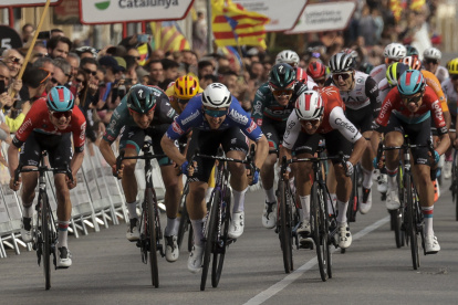 Karden Groves (c) se quedó con la sexta etapa de la prueba española.