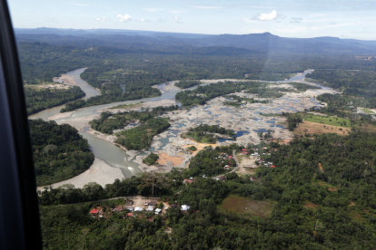 Deforestación. En Yutzupino, provincia de Napo, cientos de hectáreas de selva junto al río Jatunyacu han sido arrasadas por los mineros ilegales.