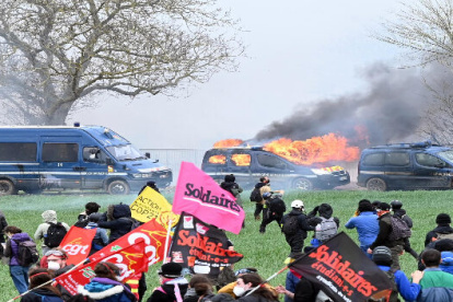 Durante las protestas varios bienes materiales resultaron afectados.
