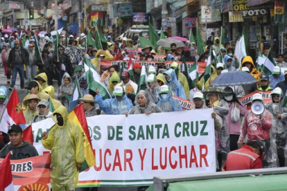 Maestros bolivianos protestan el 20 de marzo de 2023 contra el nuevo plan de estudios, en La Paz (Bolivia).