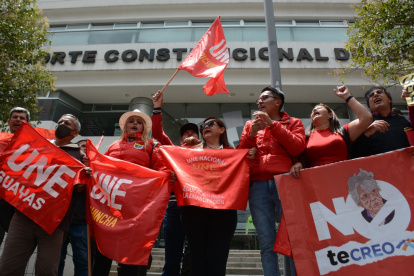 Pedido. Integrantes de la UNE marcharon ayer a la Corte Constitucional para pedir luz verde al juicio político.