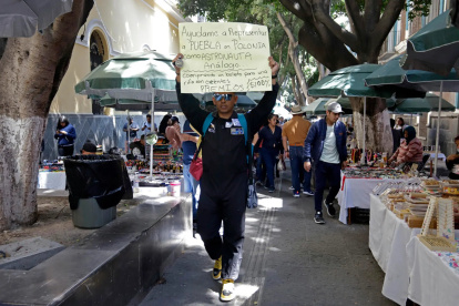 El jóven mexicano se pasea por las calle de Puebla pidiendo ayuda monetaria.