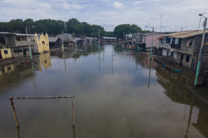 La marea alta ha llenado de agua los espacios públicos que compartes las comunidades.
