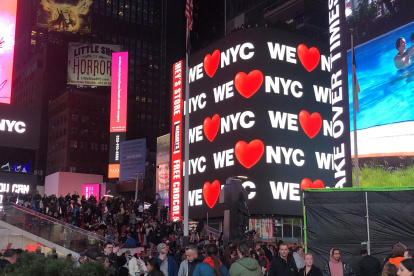 Registro este sábado, 25 de marzo, del nuevo logo "We Love NYC", en una de las pantallas del icónico sector de Times Square, en Nueva York (NY, EE.UU).