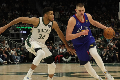 El serbio Nikola Jokic (i) le ganó el duelo al griego Giannis Antetokounmpo (d).