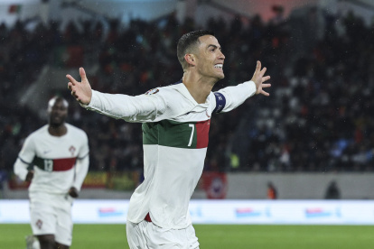 Luxembourg (Luxembourg), 26/03/2023.- Portugal`s Cristiano Ronaldo celebrates after scoring the 0-1 goal during the UEFA EURO 2024 Group J qualifying soccer match between Luxembourg and Portugal, in Luxembourg, 26 March 2023. (Luxemburgo, Luxemburgo) EFE/EPA/MIGUEL A. LOPES