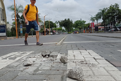 En la Victor Emilio Estrada se pueden evidenciar calles dañadas.
